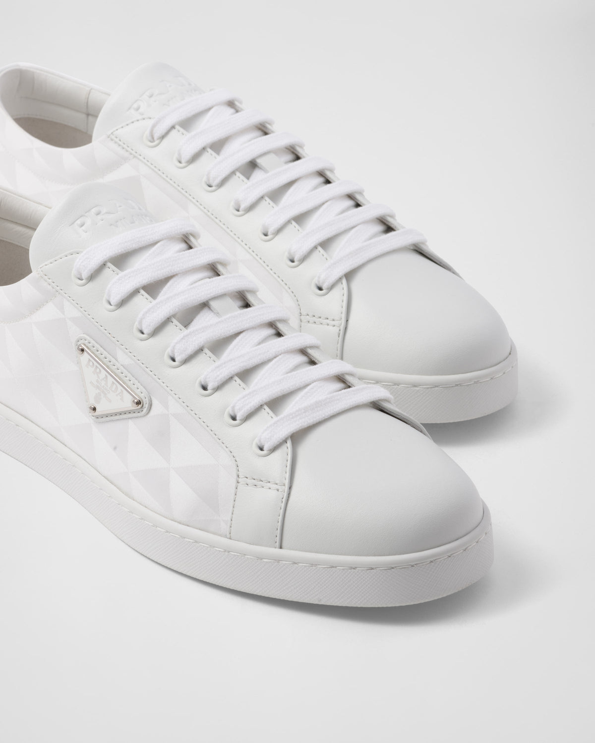 Sneaker aus Leder und Re-Nylon