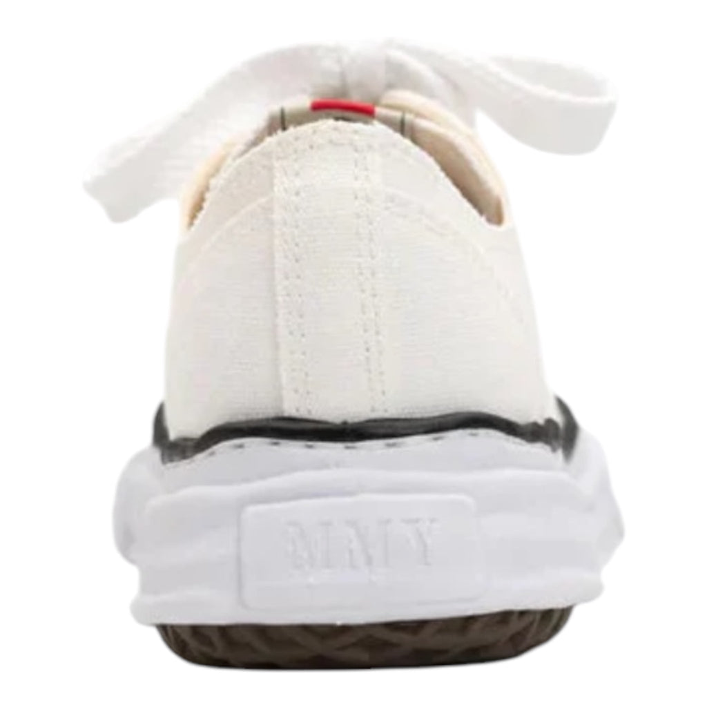 LOW TOP SNEAKER