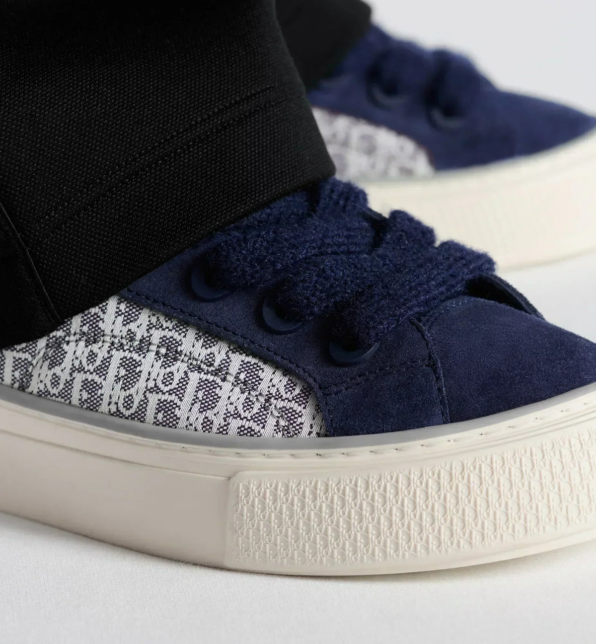 B33 Spin Sneaker